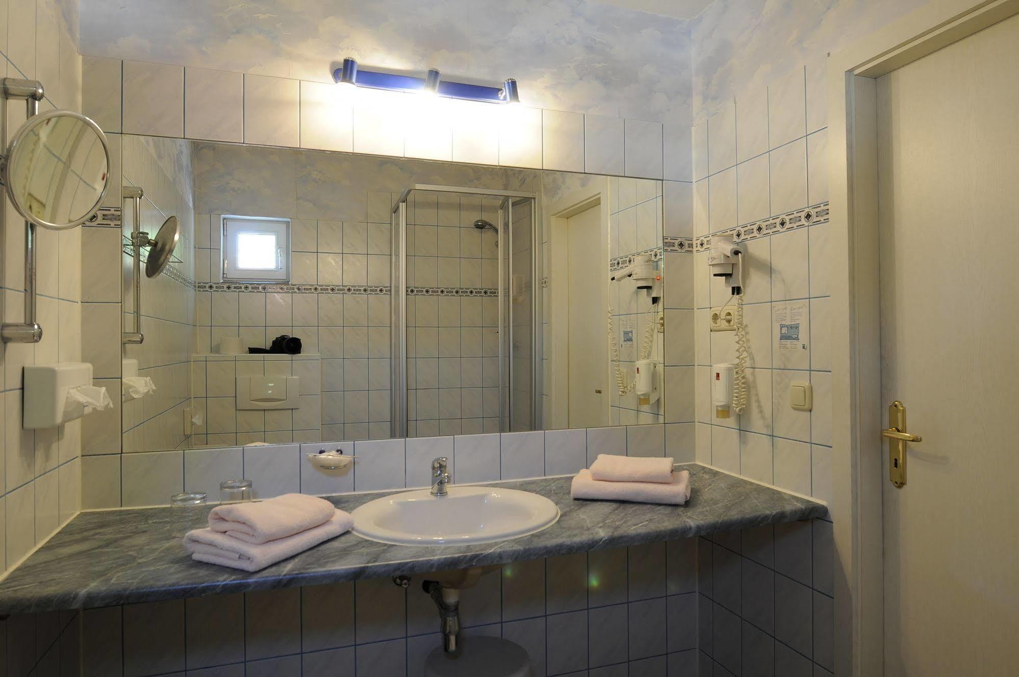 Hotel Am Alten Strom Rostock Exterior photo